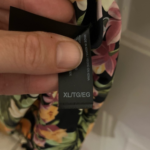 Woman’s size XL Hurley bathing suit. - Picture 5 of 6